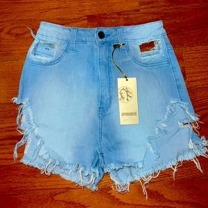 Distressed high waist shorts!